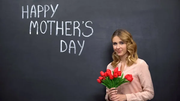 Mulher Com Flores Perto Assinatura Feliz Dia Das Mães Parabéns — Fotografia de Stock