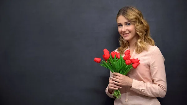 Mujer Joven Con Flores Pie Cerca Pizarra Celebrando Día Los — Foto de Stock