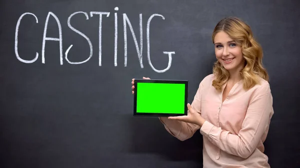 Mädchen Bietet Online Registrierung Für Casting Hält Tablet Mit Grünem — Stockfoto