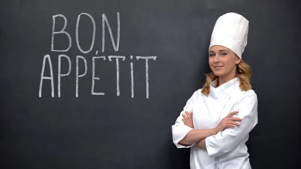 Chef Feminino Perto Bon Appetite Frase Francesa Anunciar Cozinha Elite — Fotografia de Stock