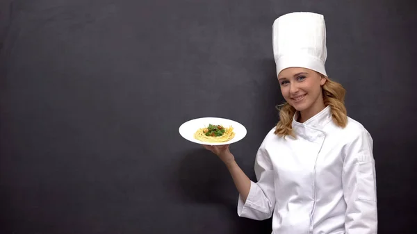 Chef Segurando Prato Com Massas Deliciosas Receitas Comida Italiana Artes — Fotografia de Stock