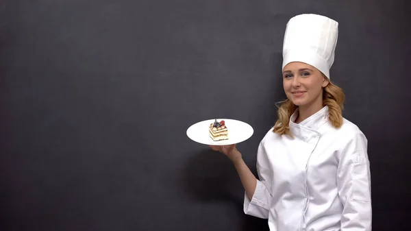 Chef Feminino Segurando Sobremesa Modelo Para Receitas Bolo Anúncio Padaria — Fotografia de Stock