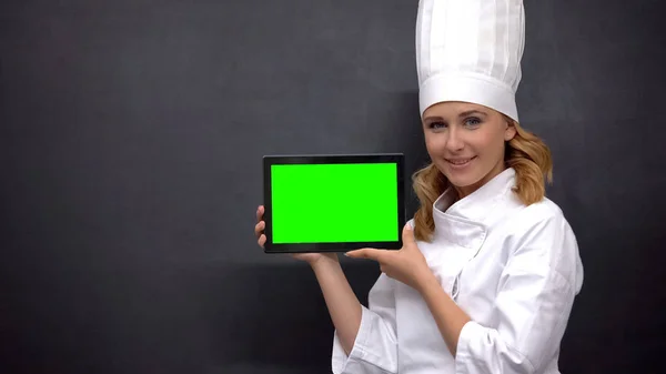 Cozinheiro Chefe Sucesso Mostrando Tablet Com Tela Verde Aulas Line — Fotografia de Stock
