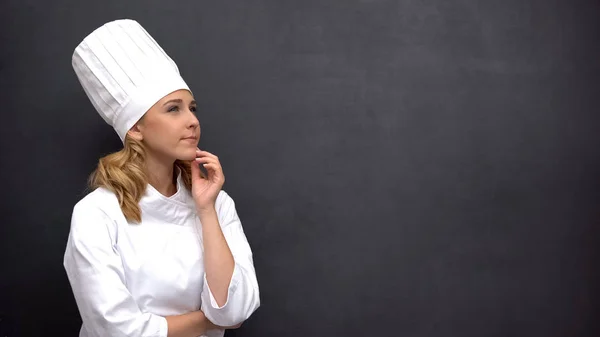 Pensivo Cozinheiro Sênior Tocando Queixo Contra Placa Preta Procura Inspiração — Fotografia de Stock
