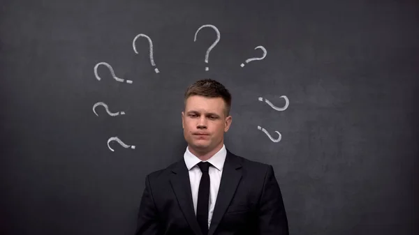 Twijfelachtige Zakenman Ontbreekt Ideeën Vraagtekens Geschilderd Schoolbord Antwoord — Stockfoto