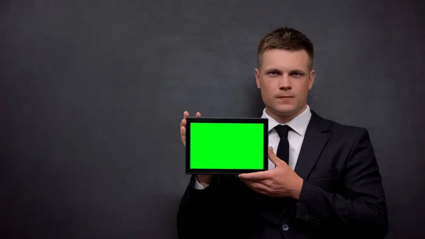 Σοβαρός Άντρας Φόρμα Που Δείχνει Tablet Πράσινη Οθόνη Ανταλλαγή Ανάλυσης — Φωτογραφία Αρχείου