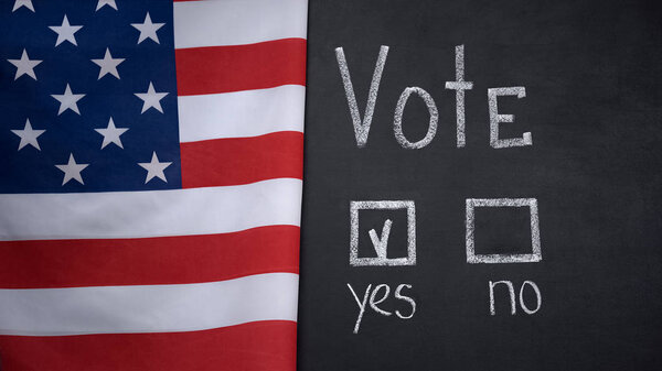 Флаг США на доске, да ответ отмечен в голосовании, историческая викторина, экзамен
