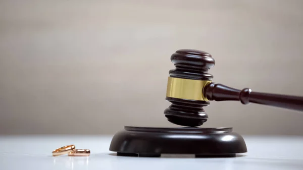 Βέρες Στο Τραπέζι Σφυρί Στέκεται Υγιή Μπλοκ Διαδικασία Διαζυγίου Δικαστήριο — Φωτογραφία Αρχείου
