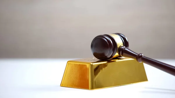 Gavel Lying Golden Bar Corrupted Judicial System Court Bribery Dishonesty — Stock Photo, Image