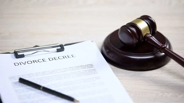 Διαζύγιο Διάταγμα Στο Τραπέζι Gavel Βρίσκεται Υγιή Μπλοκ Δικαστική Διαδικασία — Φωτογραφία Αρχείου