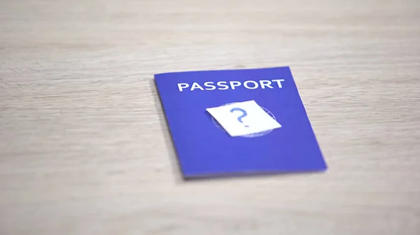 Znak Zapytania Niebieskim Międzynarodowym Stole Paszportowym Dokument Podróży Obywatelstwo — Zdjęcie stockowe