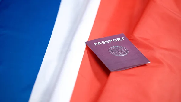 Kobiece Ręka Oddanie Międzynarodowy Paszport Czerwony Francuskiej Flagi Obywatelstwo — Zdjęcie stockowe