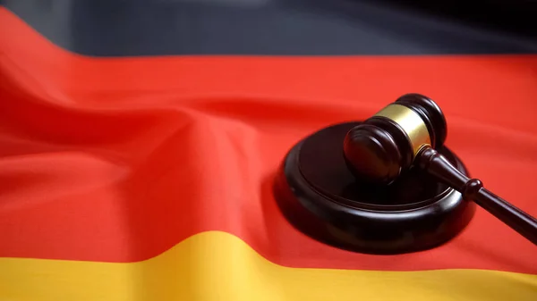 Gavel Som Ligger Ljudblock Mot Tysk Flagg Nationell Rättsordning Lag — Stockfoto