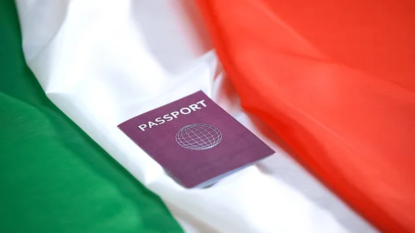 Passaporto Rosso Internazionale Steso Sulla Bandiera Italiana Migrazione Europea Rifugiato — Foto Stock