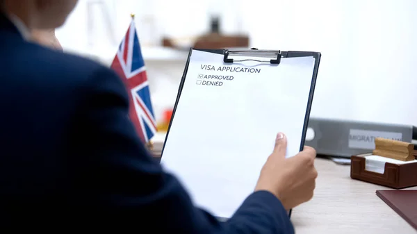 Consul Zoek Naar Goedgekeurde Visumaanvraag Britse Vlag Tafel Toestemming — Stockfoto