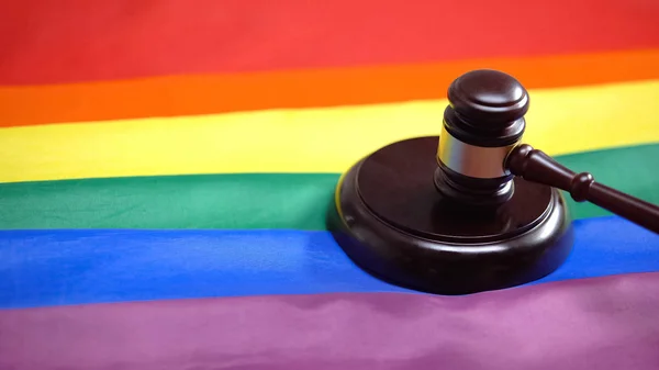 音のブロックに立って テーブルの上に虹の旗 ゲイコミュニティの合法化を与える — ストック写真