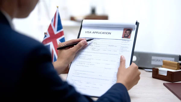 Trabalhadora Embaixada Feminina Verificando Escritório Pedido Visto Bandeira Britânica Migração — Fotografia de Stock