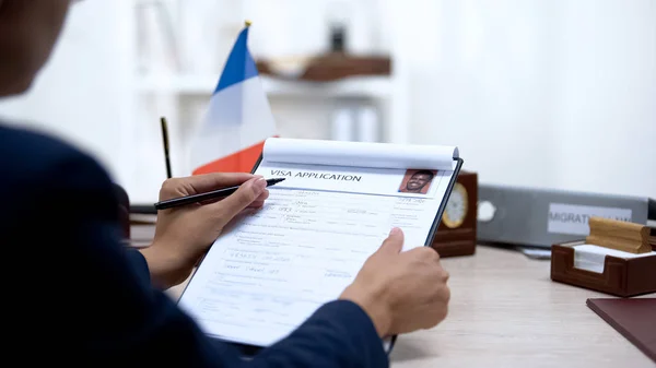 Botschaftsmitarbeiterin Überprüft Visaantragsbüro Französische Flagge Migration — Stockfoto