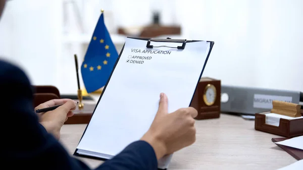 Invandring Inspektör Förneka Visumansökan Europeiska Unionens Flagga Bordet — Stockfoto