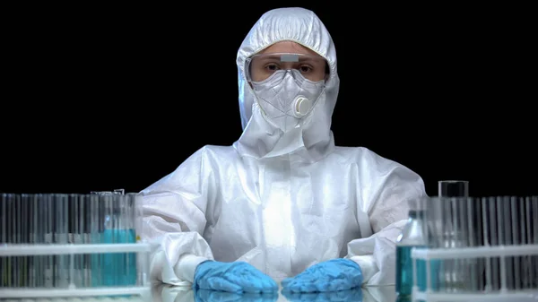 研究室での毒性作業のために準備保護マスクや眼鏡の女性 — ストック写真
