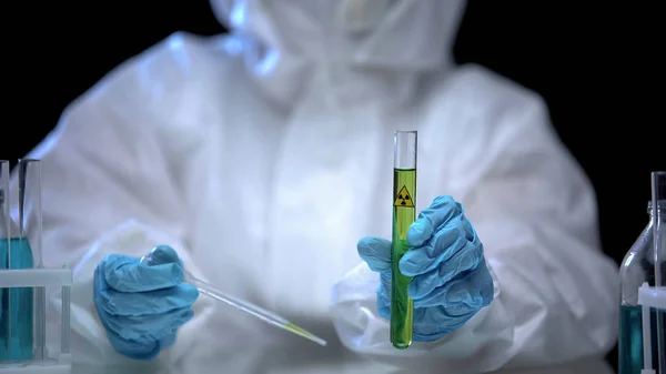 보호용 양복을 과학자가 방사선으로 시험관에서 샘플을 채취하는 — 스톡 사진