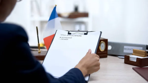 Ambassade Werknemer Goedkeuring Visum Aanvraag Franse Vlag Tafel Migratierecht — Stockfoto