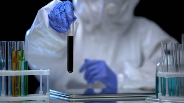 Chercheur Laboratoire Chimique Examinant Une Éprouvette Avec Naphta Qualité Carburant — Photo