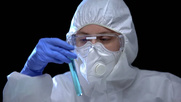 Giftlabor Arbeiter Untersucht Blaue Flüssigkeit Reagenzglas — Stockfoto