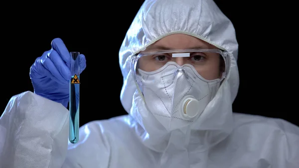 Laboratuvar Çalışanı Mavi Sıvıyı Zararlı Bir Işaretle Test Tüpünde Inceliyor — Stok fotoğraf