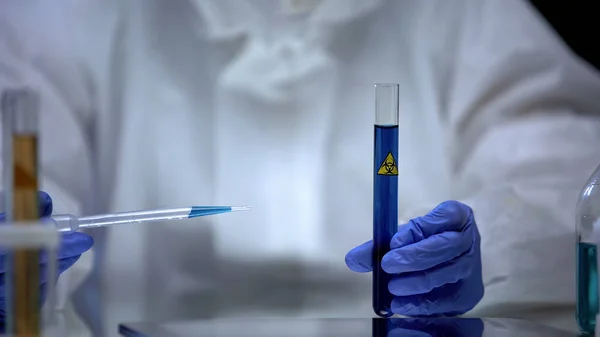 Cientista Laboratório Tóxico Examinando Amostra Radiação Ionizante Azul Perigo Líquido — Fotografia de Stock