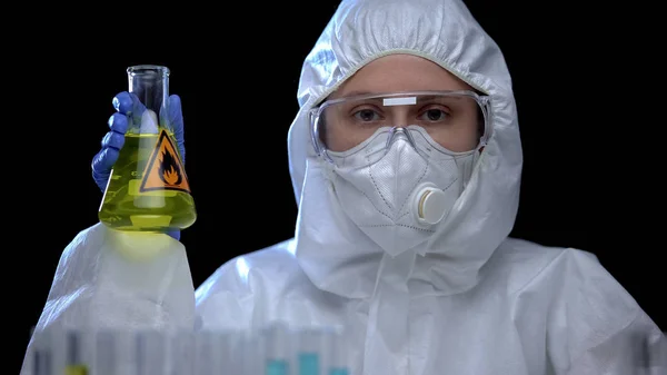 Mujer Asistente Laboratorio Sosteniendo Frasco Con Líquido Inflamable Encendedor Tóxico —  Fotos de Stock