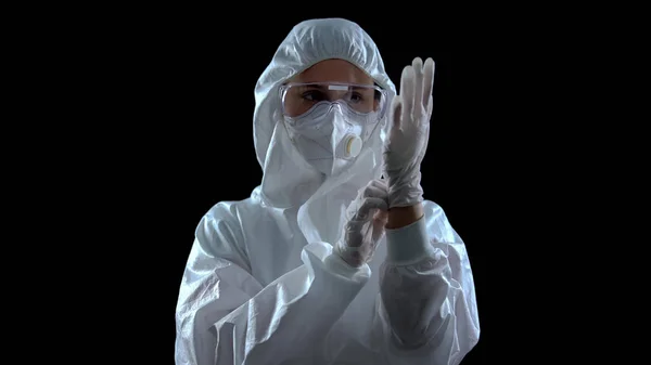 Persona Traje Protector Con Guantes Goma Contra Fondo Oscuro Toxinas —  Fotos de Stock