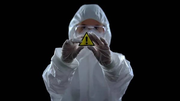 Trabajador Laboratorio Traje Con Símbolo Precaución Genérico Las Manos Fondo — Foto de Stock