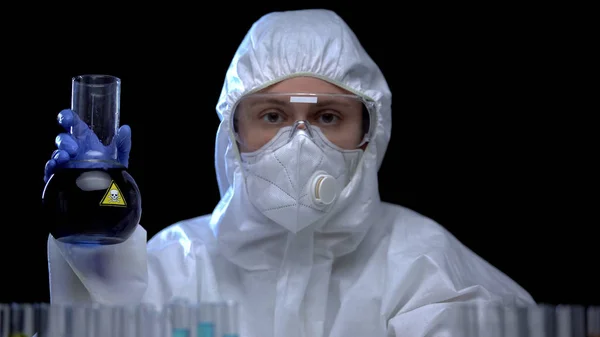 穿着有毒液体和生态问题防护服的实验室助理 — 图库照片