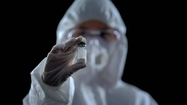 Εργαστηριακός Υπάλληλος Δείχνει Μπουκάλι Λευκή Σκόνη Παράνομη Παραγωγή Φαρμάκων — Φωτογραφία Αρχείου