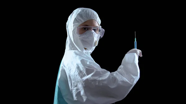 Şırıngalı Laboratuvar Çalışanının Kameraya Biyolojik Silaha Baktığı Yan Görüntü — Stok fotoğraf