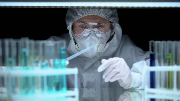 Test Tüpünde Sıvı Üzerinde Çalışan Profesyonel Laboratuar Asistanı Tıbbi Araştırma — Stok fotoğraf