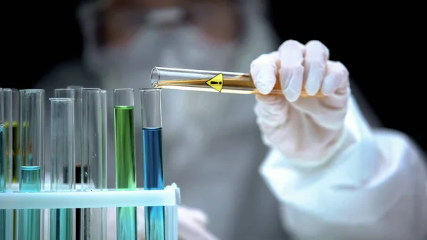 Bilim Adamı Uyarı Sembollü Test Tüpünden Sıvı Ekliyor Tehlikeli Araştırma — Stok fotoğraf