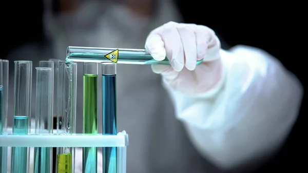 Laboratuvar Çalışanı Zehir Sembollü Test Tüpünden Sıvı Ekliyor — Stok fotoğraf