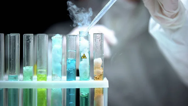Operaio Laboratorio Che Versa Liquido Provetta Con Simbolo Rischio Biologico — Foto Stock