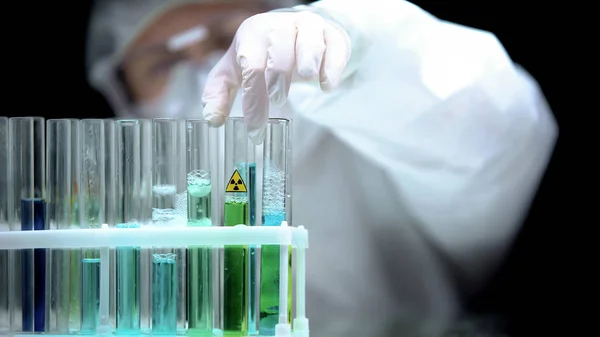 Trabalhador Laboratório Levando Tubo Ensaio Com Amostra Radioativa Verde Poluição — Fotografia de Stock