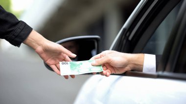 Euro banknot kadın işçi veren araç sürücüsü, park ücreti, bilet satın alma