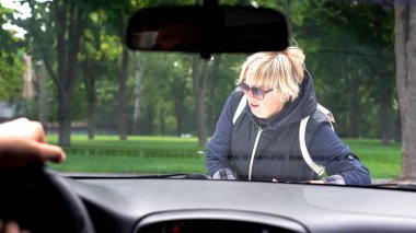 Otomobil sürücüsü kadın yayaya çarpmış. Trafik kuralları, kaza riski.