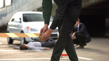 Polis, trafik kazası alanını kaydediyor, erkek sürücü yolda kurbanın yanında oturuyor