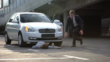 Otomobil sürücüsü araba çarptı bilinçsiz yaya bakıyor, yol ihmali, risk