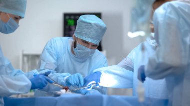 Ameliyathanede çalışan cerrah ekibi kardiyotorasik cerrahi yapıyor.