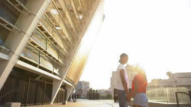 Birbirine şefkatle bakan, el ele tutuşan, romantik bir ilişki.