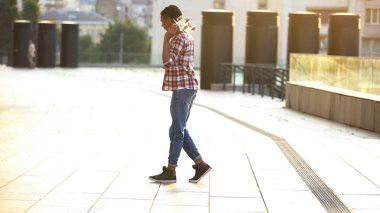 Genç çocuk sokakta moonwalking, paten tutan, ergen hobileri ve faaliyetleri