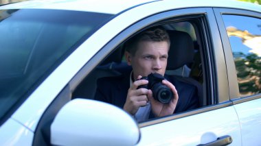 Paparazziler arabadan ünlülerin fotoğrafını çekiyor, profesyonel foto muhabiri.