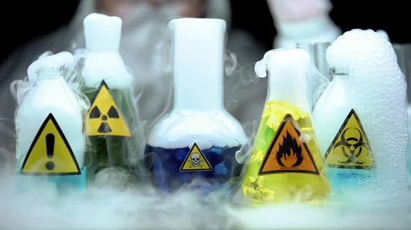 Laboratuvar Çalışanının Önündeki Mataralarda Tehlikeli Sıvılar Buharlaşıyor — Stok fotoğraf